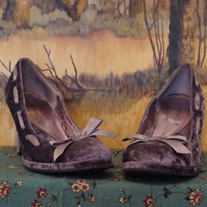 Adorable Lavender velvet heels